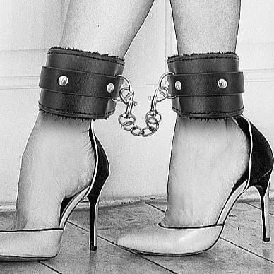 Menottes de Cheville - Ouch! B&W - Plush Bonded Leather Ankle Cuffs Shots America Sensations plus